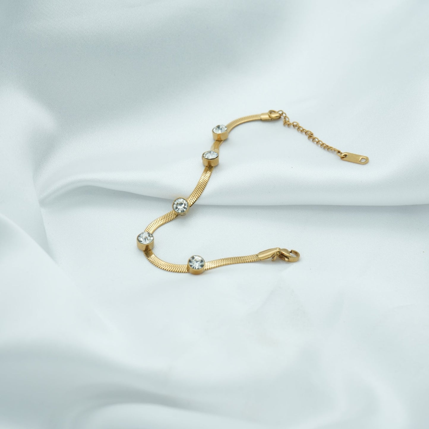 Dazzling Diamond-Studded Gold Bracelet