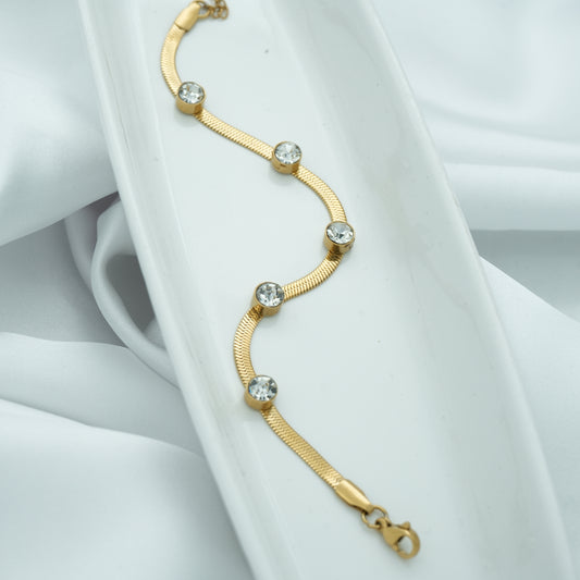 Dazzling Diamond-Studded Gold Bracelet