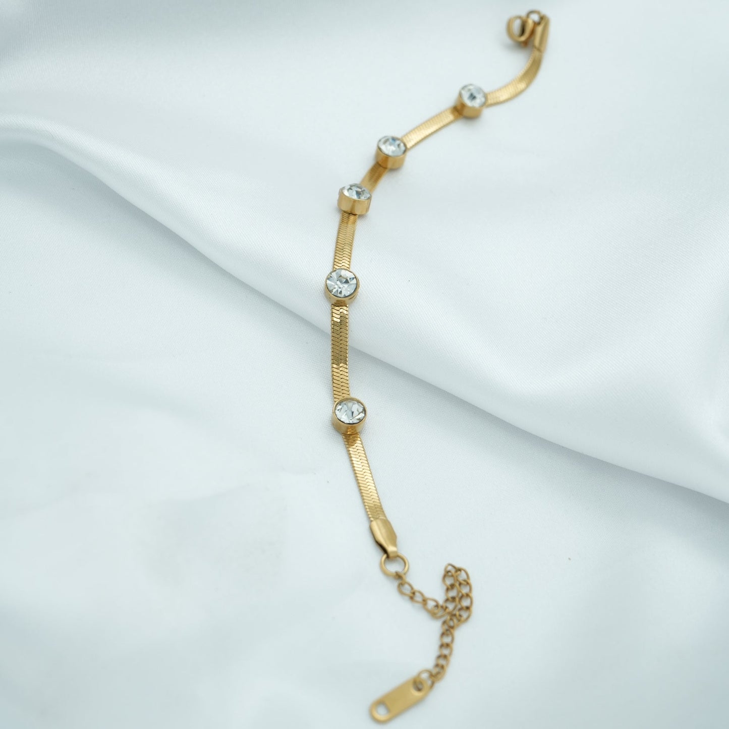 Dazzling Diamond-Studded Gold Bracelet