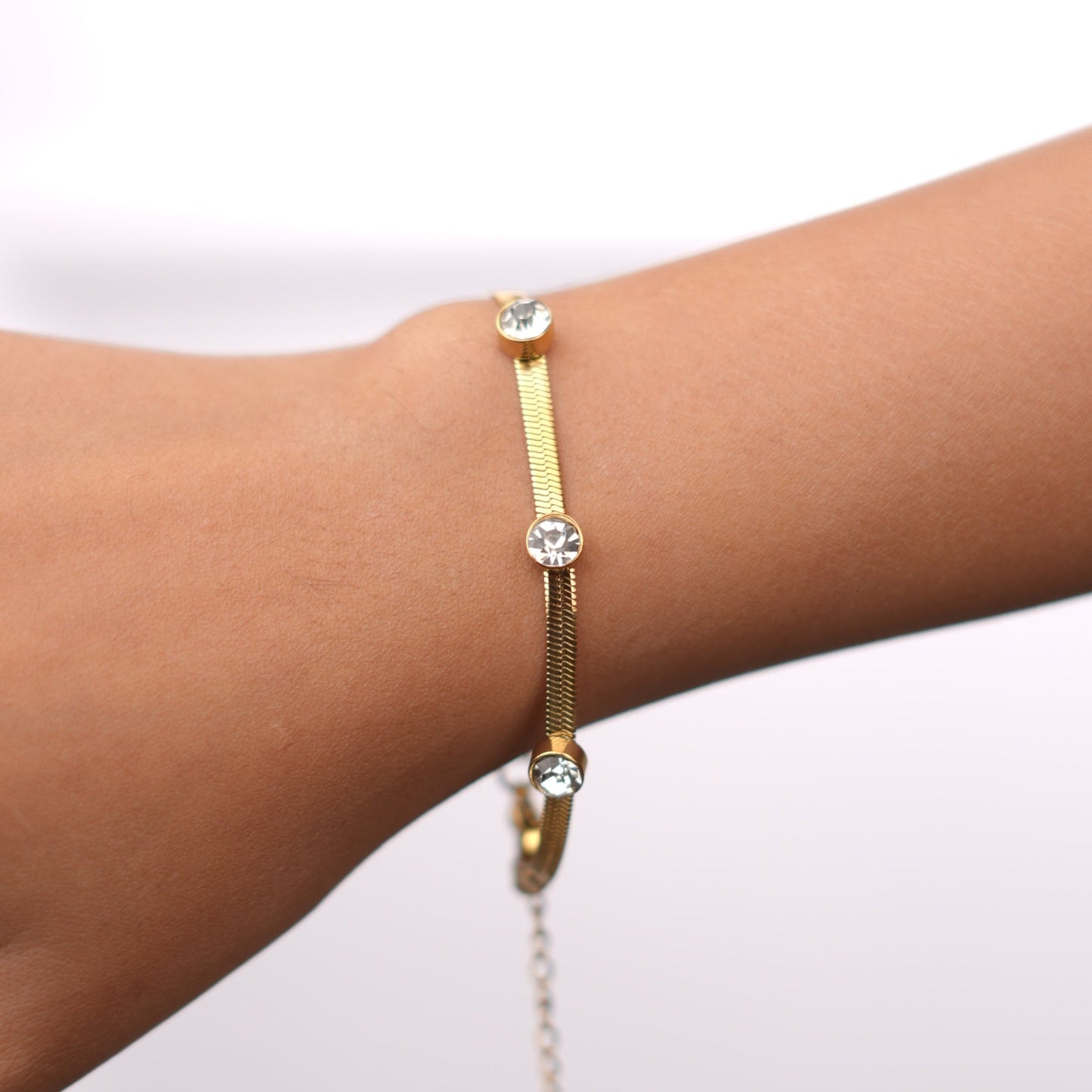 Dazzling Diamond-Studded Gold Bracelet