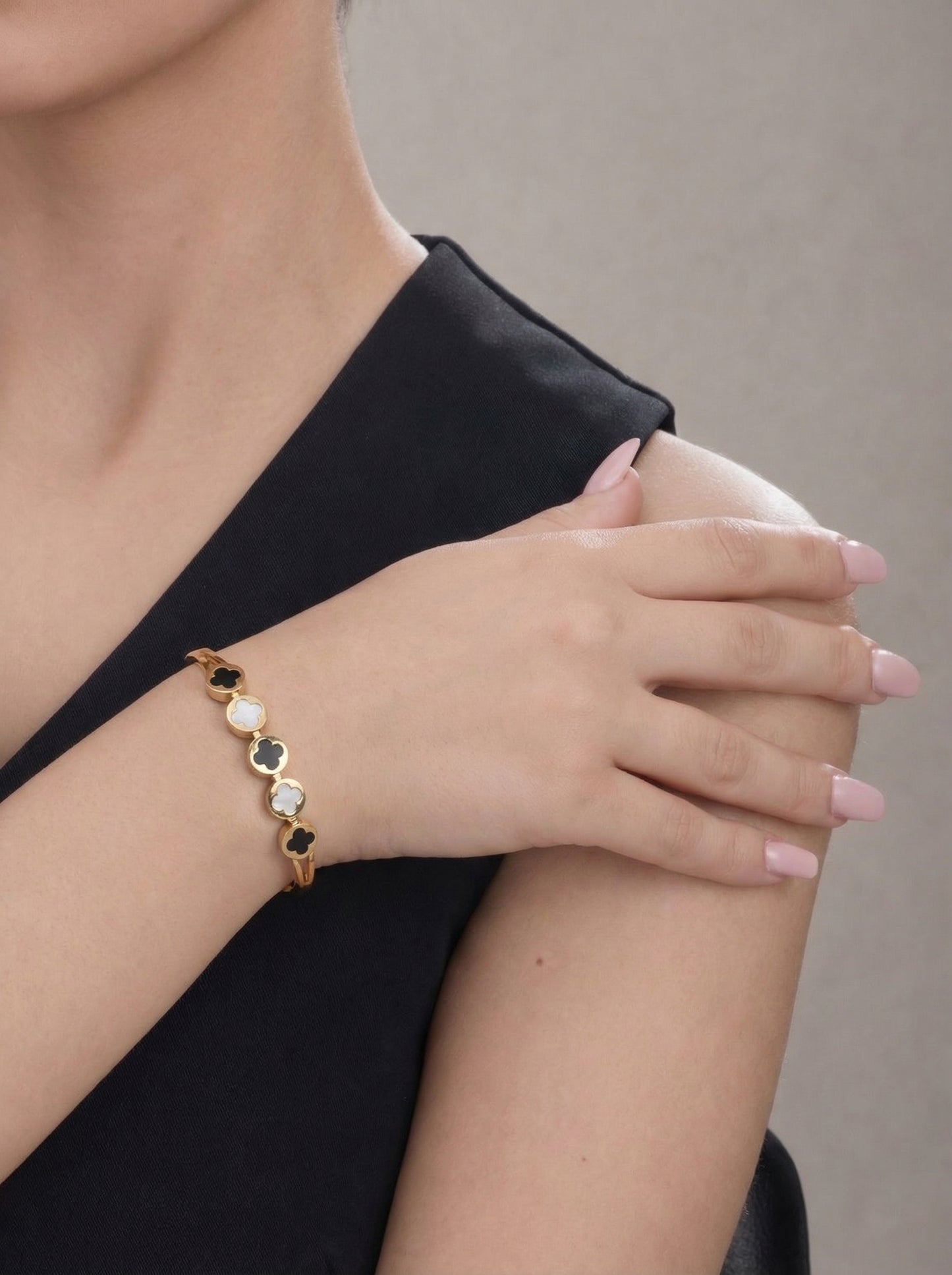 Black & White Clover Charm Bracelet Kada