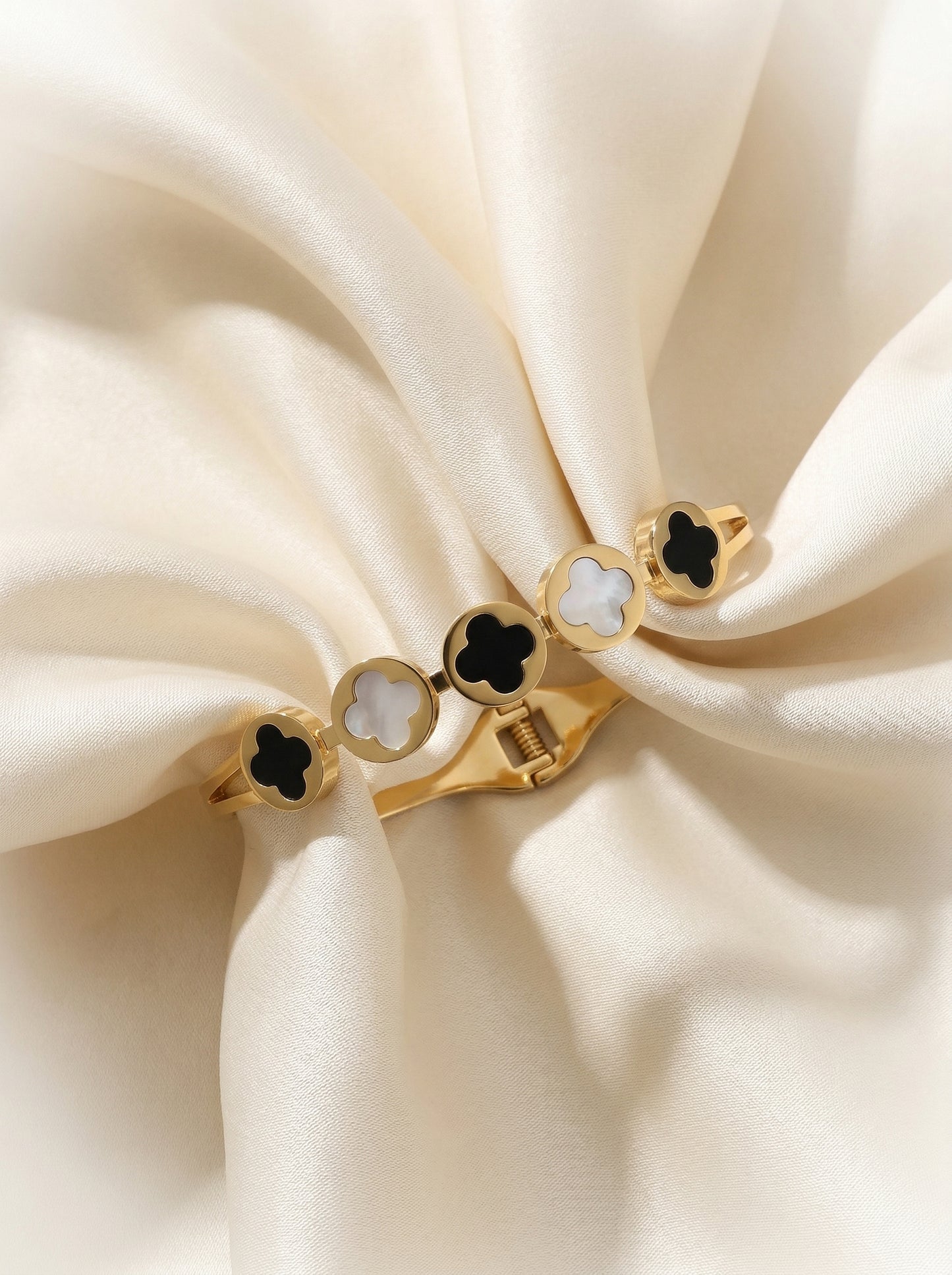Black & White Clover Charm Bracelet Kada